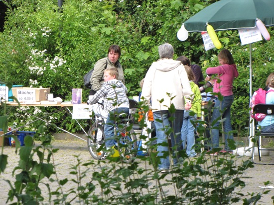 Der Stand der Stadtteilbibliothek zum Afrikanischen Familienfest. Hier wurden Kinder zu afrikanischen Tieren geschminkt, Buttons gebastelt, ausgesonderte Medien verkauft und ein Afrika-Quiz war auch zu lösen.